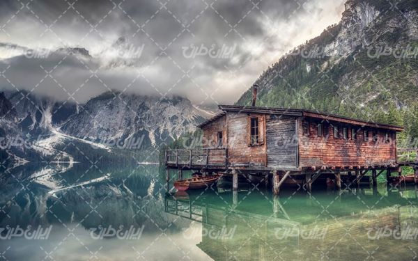 تصویر با کیفیت چشم انداز زیبای کلبه روی آب همراه با منظره دیدنی و طبیعت زیبا