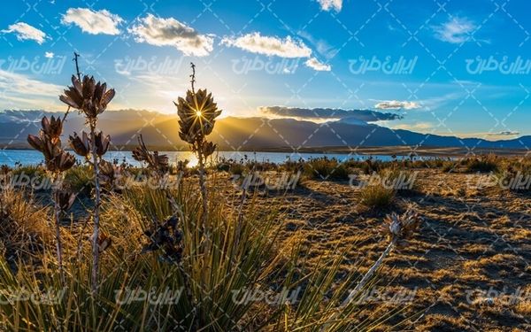 تصویر با کیفیت چشم انداز زیبای دریاچه همراه با منظره دیدنی و طبیعت زیبا