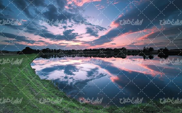 تصویر با کیفیت چشم انداز زیبای دریاچه همراه با منظره دیدنی و طبیعت زیبا