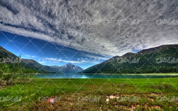 تصویر با کیفیت چشم انداز زیبای دریاچه همراه با منظره دیدنی و طبیعت زیبا