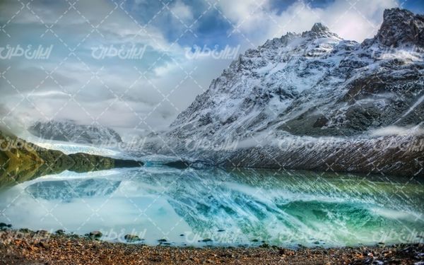 تصویر با کیفیت چشم انداز زیبای دریاچه همراه با منظره دیدنی و طبیعت زیبا