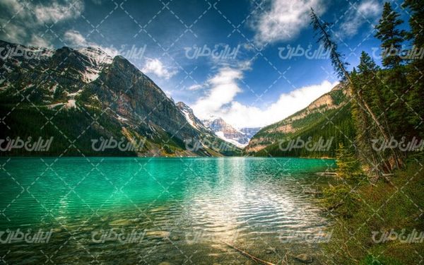 تصویر با کیفیت چشم انداز زیبای دریاچه همراه با منظره دیدینی و طبیعت زیبا
