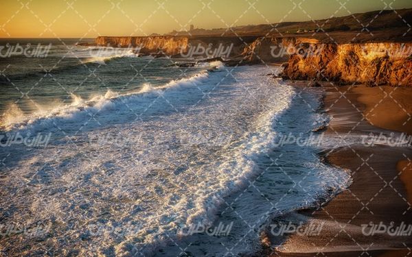 تصویر با کیفیت چشم انداز زیبای ساحل دریا همراه با منظره دیدینی و طبیعت زیبا