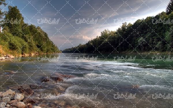 تصویر با کیفیت چشم انداز زیبای رودخانه همراه با منظره دیدینی و طبیعت زیبا