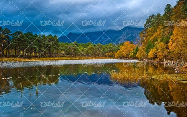 تصویر با کیفیت چشم انداز زیبای دریاچه همراه با منظره دیدینی و طبیعت زیبا