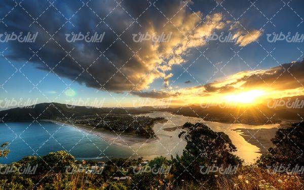 تصویر با کیفیت چشم انداز زیبای ساحل دریا همراه با منظره دیدینی و طبیعت زیبا