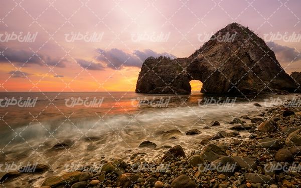 تصویر با کیفیت چشم انداز زیبای ساحل دریا همراه با منظره دیدینی و طبیعت زیبا