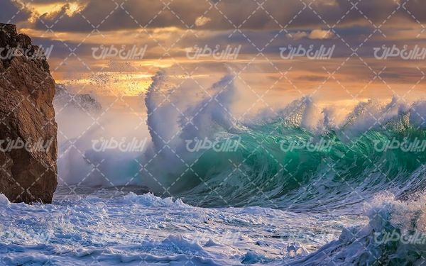 تصویر با کیفیت چشم انداز زیبای موج دریا همراه با منظره دیدینی و طبیعت زیبا