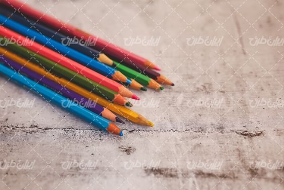 تصویر با کیفیت نوشت افزار همراه با لوازم التحریر و مداد رنگی