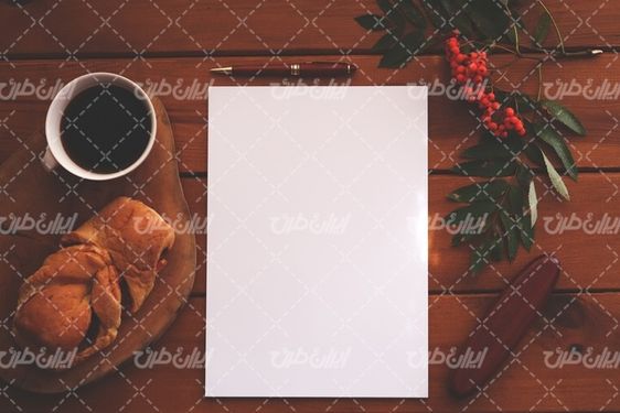 تصویر با کیفیت برگه یاددشت همراه با خودنویس و فنجان  قهوه