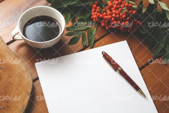 تصویر با کیفیت برگه یاددشت همراه با خودنویس و فنجان  قهوه