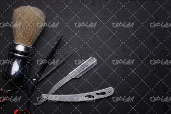 تصویر با کیفیت تجهیزات اصلاح مو همراه با لوازم پیرایش و لوازم آرایشگاه