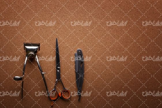 تصویر با کیفیت ماشین مو اصلاح همراه با لوازم پیرایش و لوازم آرایشگاه