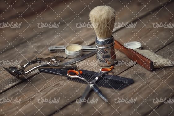 تصویر با کیفیت پد خمیر ریش همراه با لوازم پیرایش و لوازم آرایشگاه