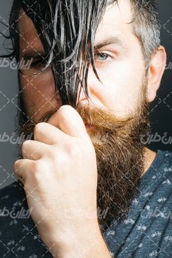 تصویر با کیفیت مدل مو همراه با ژست عکاسی و مرد با موهای بلند