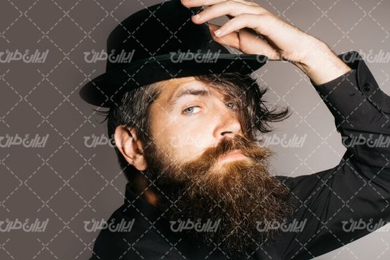 تصویر با کیفیت ژست موی مردانه همراه با ژست عکاسی و مرد با موهای بلند