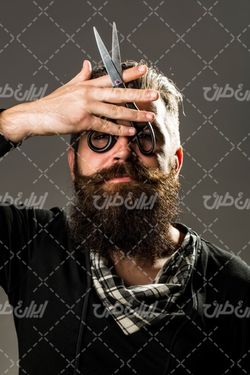 تصویر با کیفیت مدل موی مردانه همراه با ژست عکاسی و مرد با موهای بلند