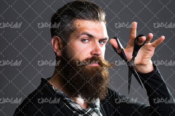 تصویر با کیفیت مدل موی مردانه همراه با ژست عکاسی و مرد با موهای بلند