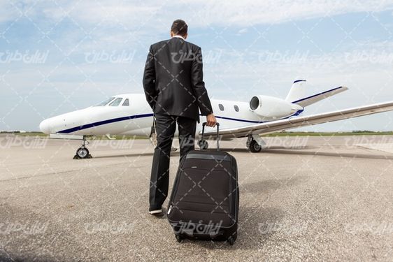 تصویر با کیفیت ژست عکاسی همراه با مدل مرد و هواپیمای شخصی