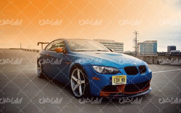 تصویر با کیفیت نمایشگاه خودرو همراه با گالری خودرو و نمایشگاه ماشین