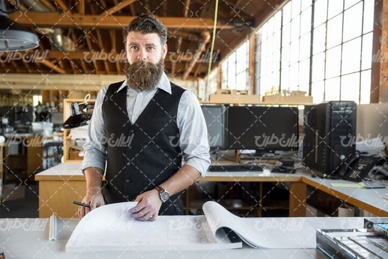 تصویر با کیفیت استایل مرد ریش دار همراه با مهندس ساختمان و نقشه کشی