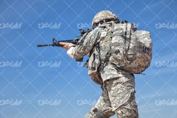 تصویر با کیفیت نیروی نظامی همراه با لباس نظامی و تجهیزات نظامی