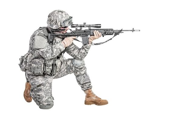 تصویر با کیفیت تسلیحات همراه با لباس نظامی و تجهیزات نظامی