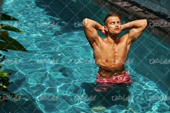 تصویر با کیفیت تناسب اندام مرد ورزشکار همراه با مرد و شنا در استخر