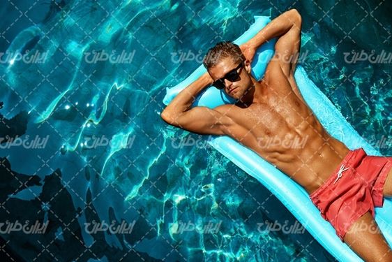تصویر با کیفیت تناسب اندام مرد ورزشکار همراه با مرد و شنا در استخر