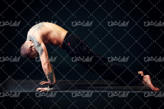 تصویر با کیفیت  مرد ورزشکار همراه با خالکوبی روی بدن و آمادگی جسمانی