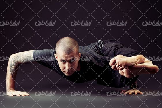 تصویر با کیفیت  مرد ورزشکار همراه با خالکوبی روی بدن و آمادگی جسمانی