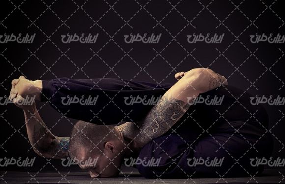تصویر با کیفیت  مرد ورزشکار همراه با خالکوبی روی بدن و آمادگی جسمانی