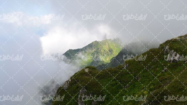 تصویر با کیفیت کوهستان همراه با چشم انداز زیبایی طبیعت و مه