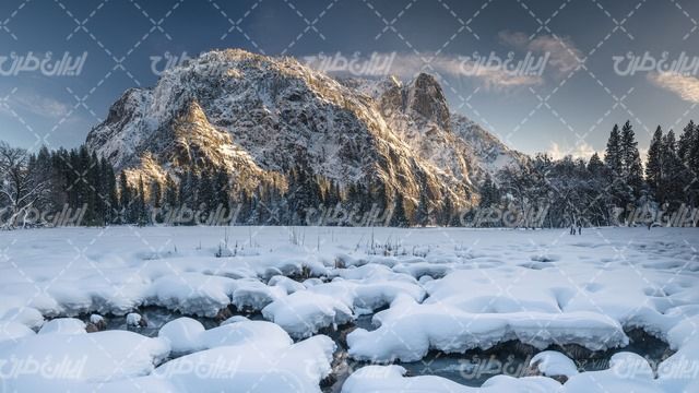 تصویر با کیفیت منظره برف همراه با چشم انداز زیبایی طبیعت و فصل زمستان