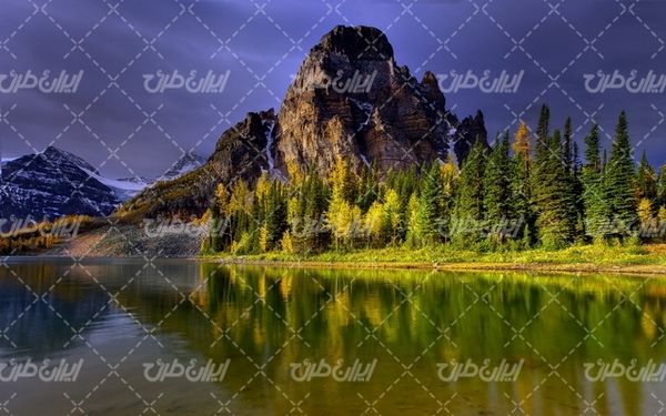 تصویر با کیفیت منظره دریاچه همراه با چشم انداز زیبایی طبیعت و کوه