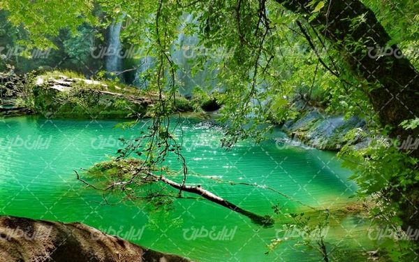 تصویر با کیفیت منظره دریاچه همراه با چشم انداز زیبایی طبیعت و آبشار