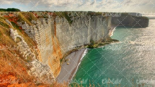 تصویر با کیفیت صخره همراه با چشم انداز زیبایی طبیعت و ساحل دریا