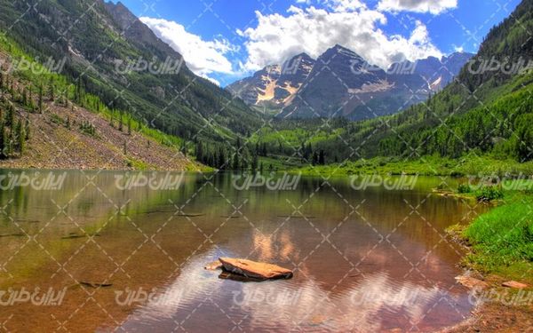 تصویر با کیفیت دریاچه همراه با چشم انداز زیبایی طبیعت و جنگل