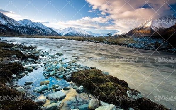 تصویر با کیفیت رودخانه همراه با چشم انداز زیبایی طبیعت و کوه