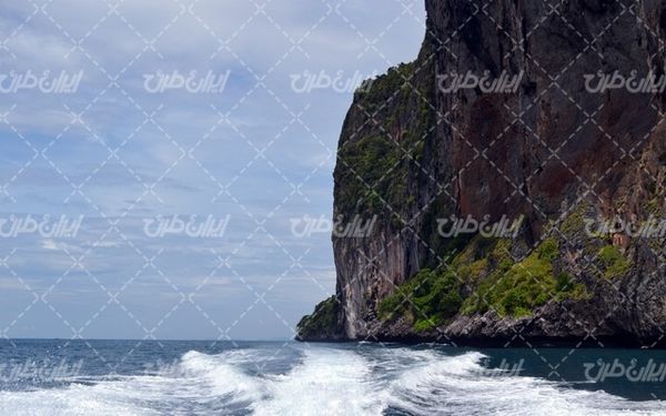 تصویر با کیفیت صخره همراه با چشم انداز زیبایی طبیعت و موج دریا