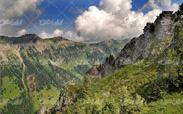 تصویر با کیفیت کوه همراه با چشم انداز زیبایی طبیعت و صخره