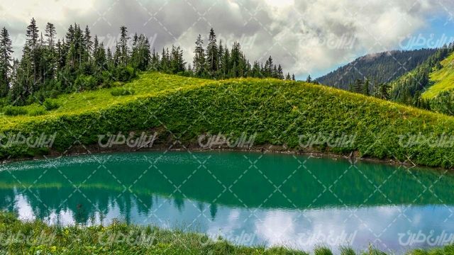 تصویر با کیفیت دریاچه همراه با چشم انداز زیبایی طبیعت و فصل بهار