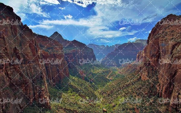تصویر با کیفیت دره همراه با چشم انداز زیبایی طبیعت و صخره