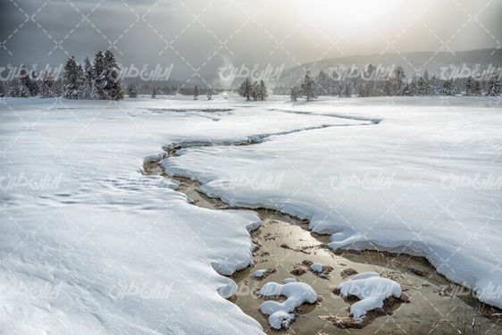 تصویر با کیفیت برف همراه با چشم انداز زیبایی طبیعت و زمستان