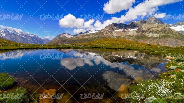 تصویر با کیفیت دریاچه همراه با چشم انداز زیبایی طبیعت و کوه