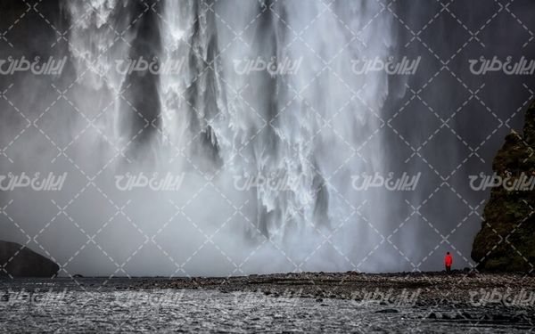 تصویر با کیفیت آبشار همراه با چشم انداز زیبایی طبیعت و رودخانه