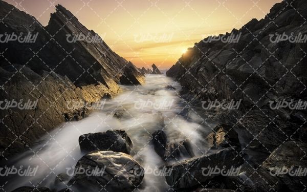 تصویر با کیفیت رودخانه همراه با چشم انداز زیبایی طبیعت و صخره