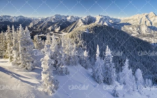 تصویر با کیفیت فصل زمستان همراه با چشم انداز زیبایی طبیعت و برف