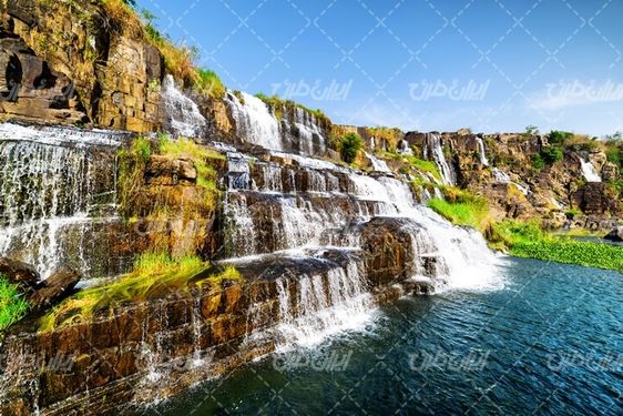 تصویر با کیفیت رودخانه همراه با چشم انداز زیبایی طبیعت و آبشار