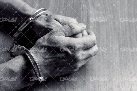 تصویر با کیفیت دستبند همراه با زندانی و جنایتکار